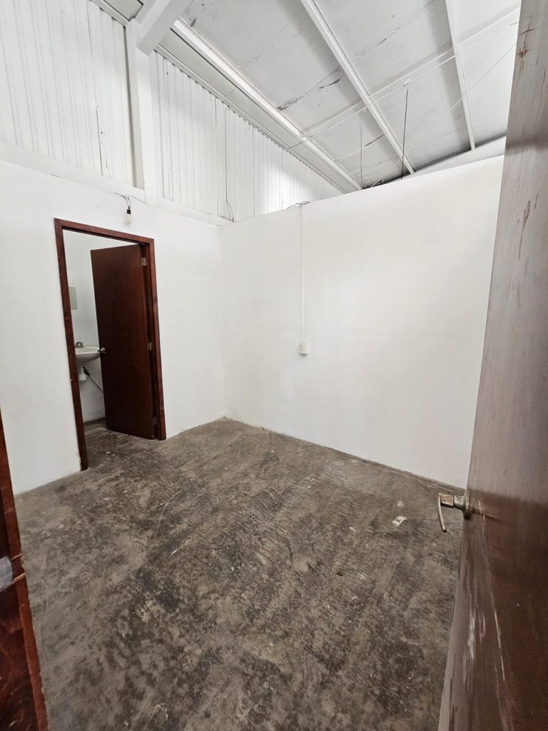 Galería de Las Cañadas Bodega con 300 m² Cerrados a Doble Altura y 14 Cajones de Estacionamiento