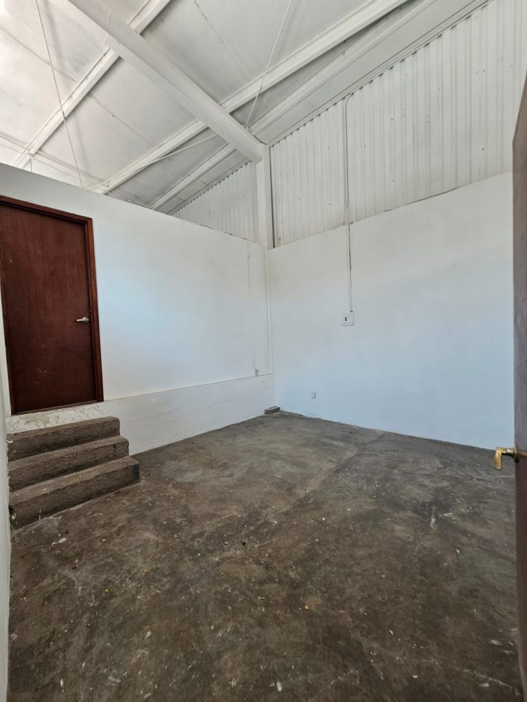 Galería de Las Cañadas Bodega con 300 m² Cerrados a Doble Altura y 14 Cajones de Estacionamiento