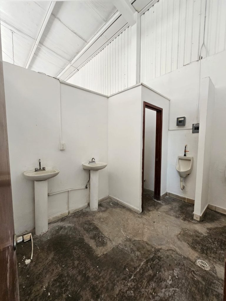 Galería de Las Cañadas Bodega con 300 m² Cerrados a Doble Altura y 14 Cajones de Estacionamiento
