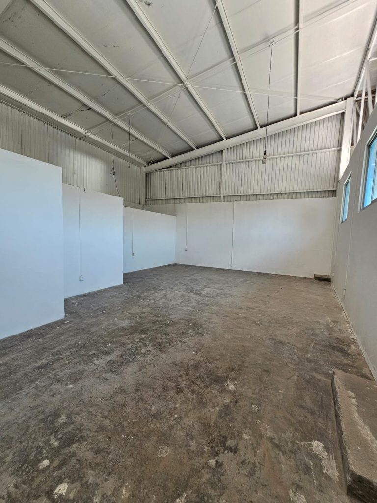 Galería de Las Cañadas Bodega con 300 m² Cerrados a Doble Altura y 14 Cajones de Estacionamiento