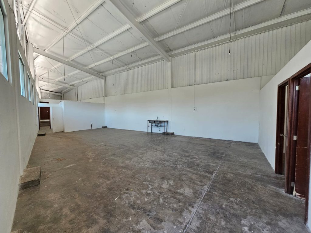 Galería de Las Cañadas Bodega con 300 m² Cerrados a Doble Altura y 14 Cajones de Estacionamiento
