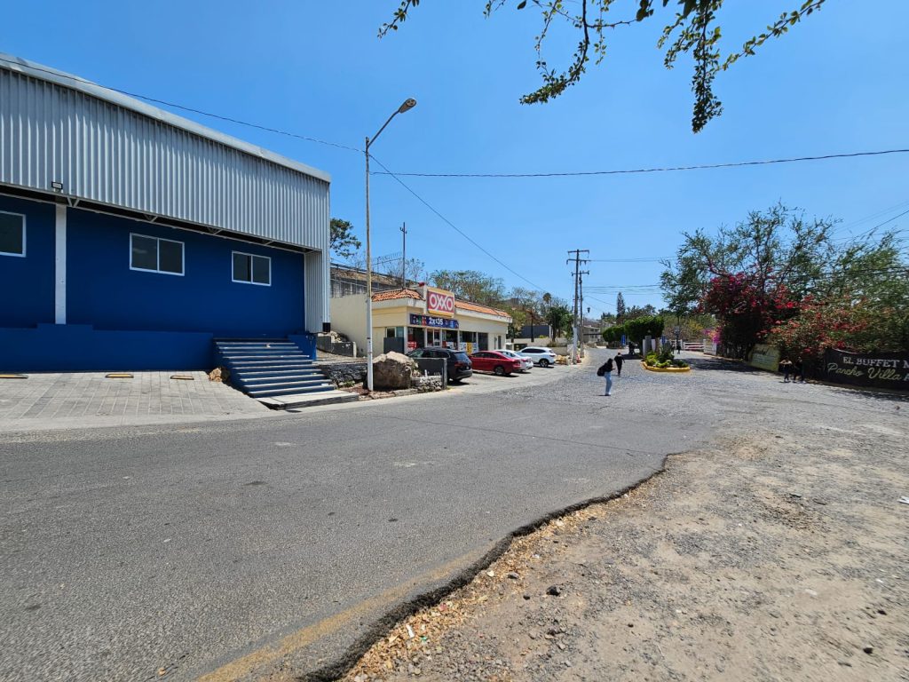 Galería de Las Cañadas Bodega con 300 m² Cerrados a Doble Altura y 14 Cajones de Estacionamiento