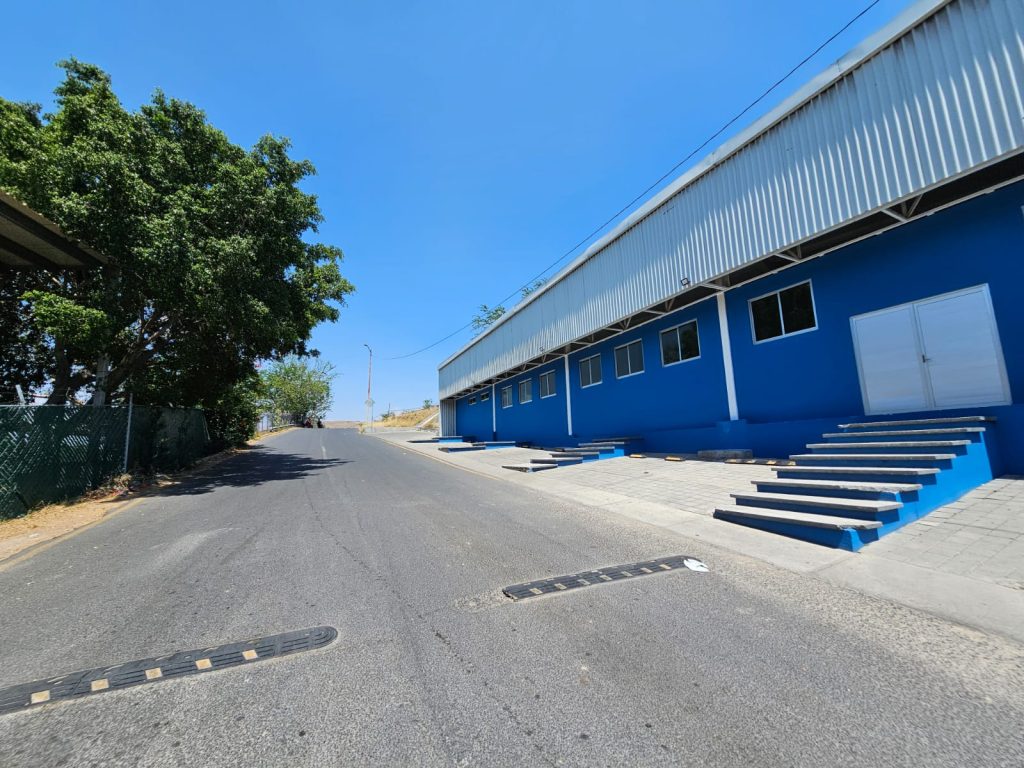 Galería de Las Cañadas Bodega con 300 m² Cerrados a Doble Altura y 14 Cajones de Estacionamiento