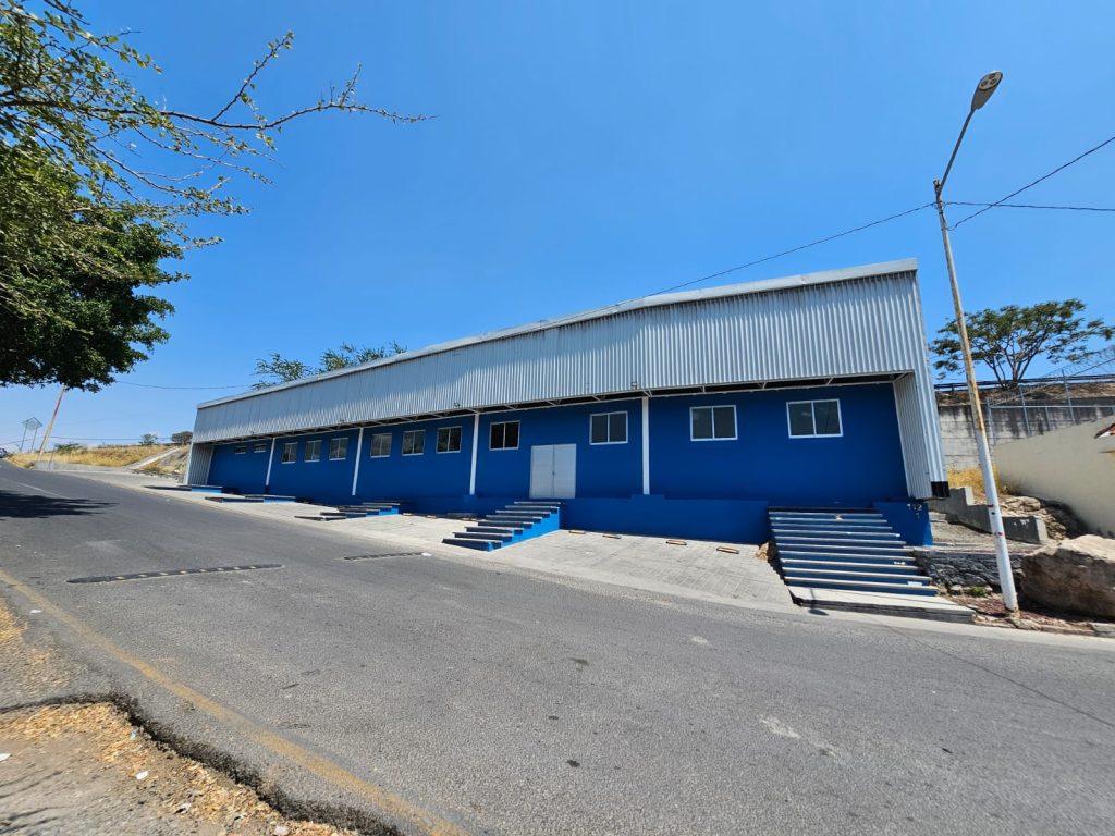 Galería de Las Cañadas Bodega con 300 m² Cerrados a Doble Altura y 14 Cajones de Estacionamiento
