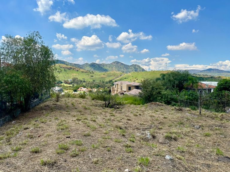 LOTE SEMI PLANO CON MUCHA PRIVACIDAD Y UNA INCREÍBLE VISTA