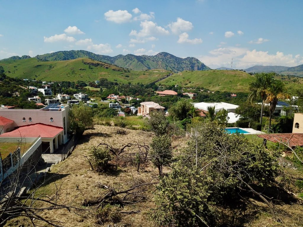 Galería de LOTE SEMI PLANO CON MUCHA PRIVACIDAD Y UNA INCREÍBLE VISTA